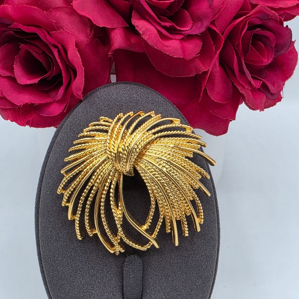 Monet‎ Gold Tone Swirl Pin Brooch Textured Abstract Statement Jewelry Estate